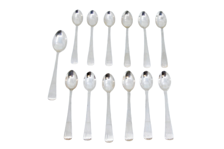 Conjunto de doze colheres de café e pá de açúcar em prata com cabos tipo "caninhas".